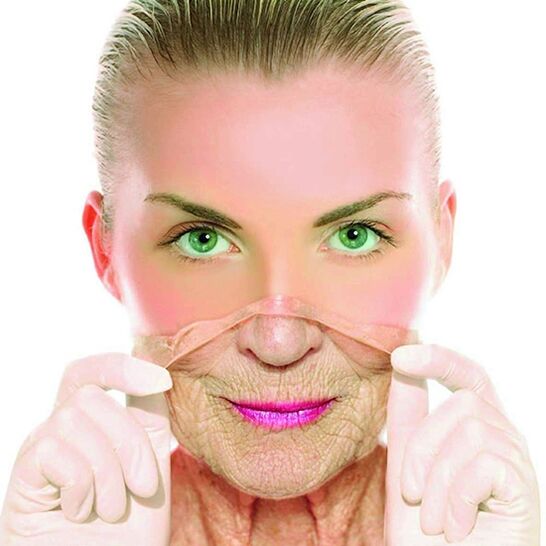 An adult woman gets rid of wrinkles on her face with the help of home remedies